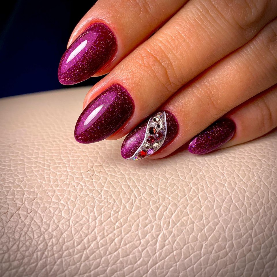 Бордовый маникюр с рисунком