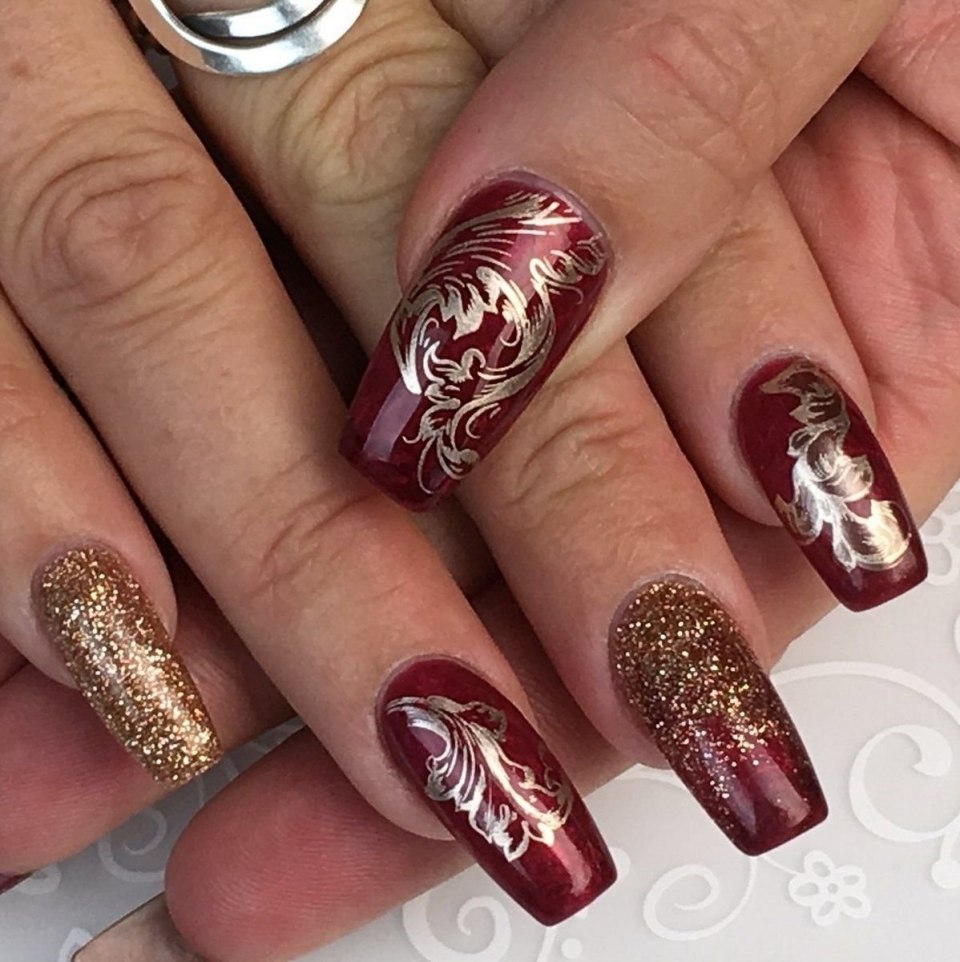 Бордовый маникюр