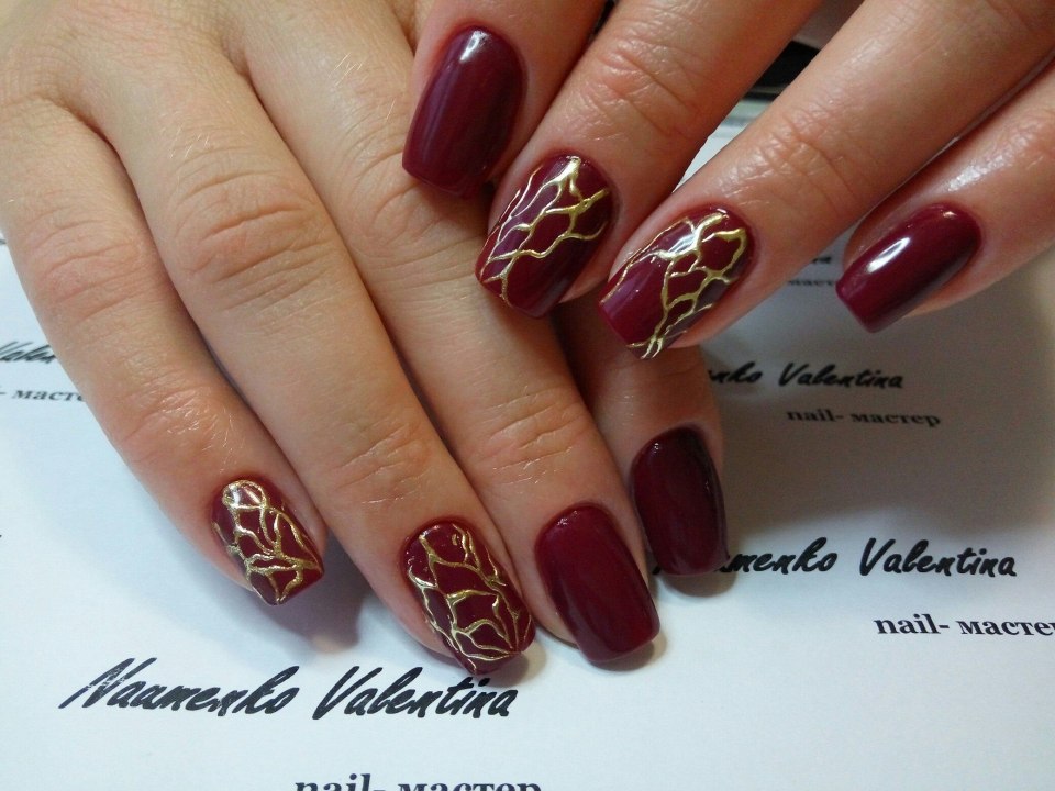 Коричневый маникюр со стразами