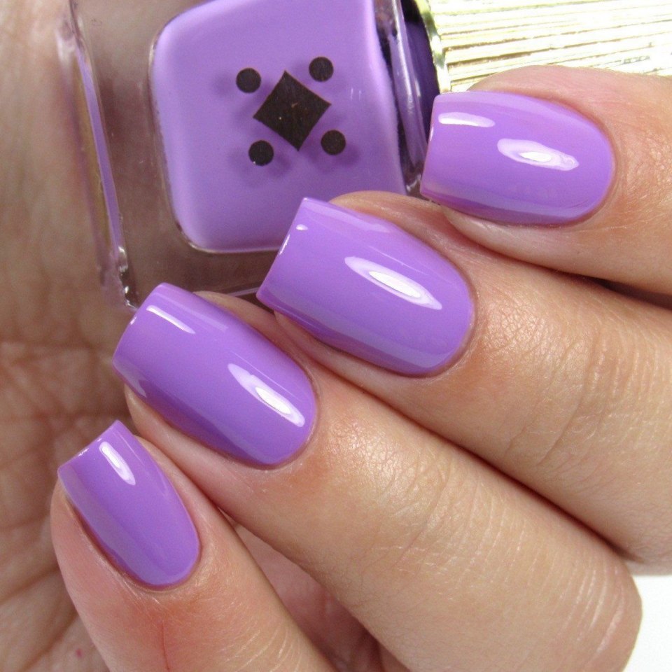 Сиреневый маникюр в горошек