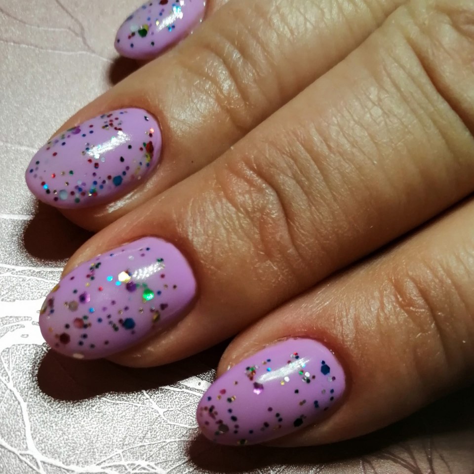 Лавандовый маникюр с точками