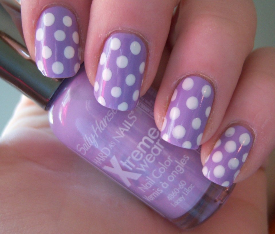 Сиреневый маникюр в горошек