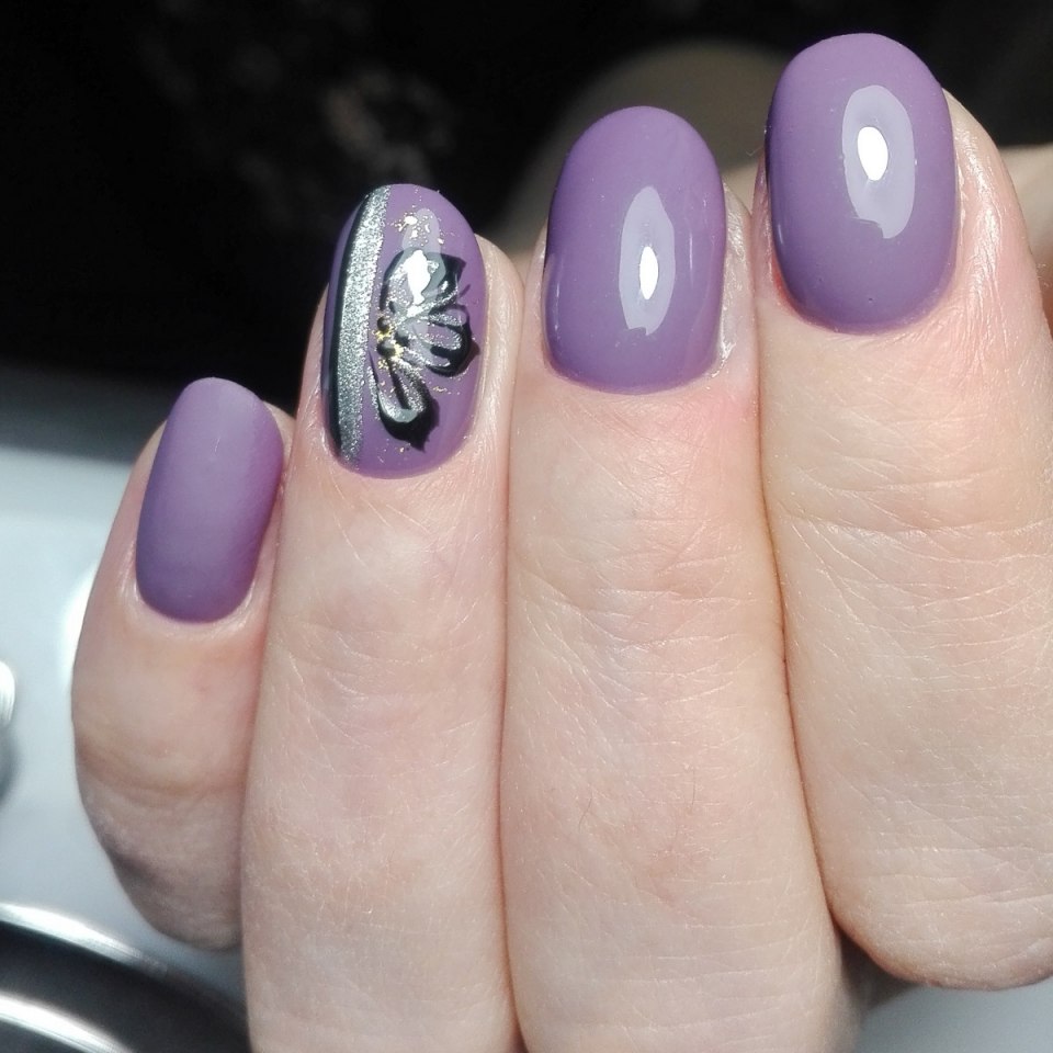 Грязно сиреневый маникюр