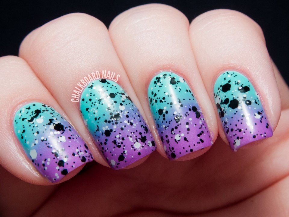 Фиолетовый маникюр с черными точками