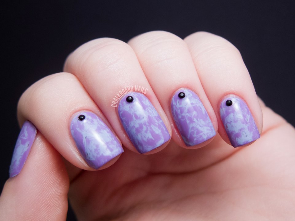 Лавандовый маникюр с черными точками