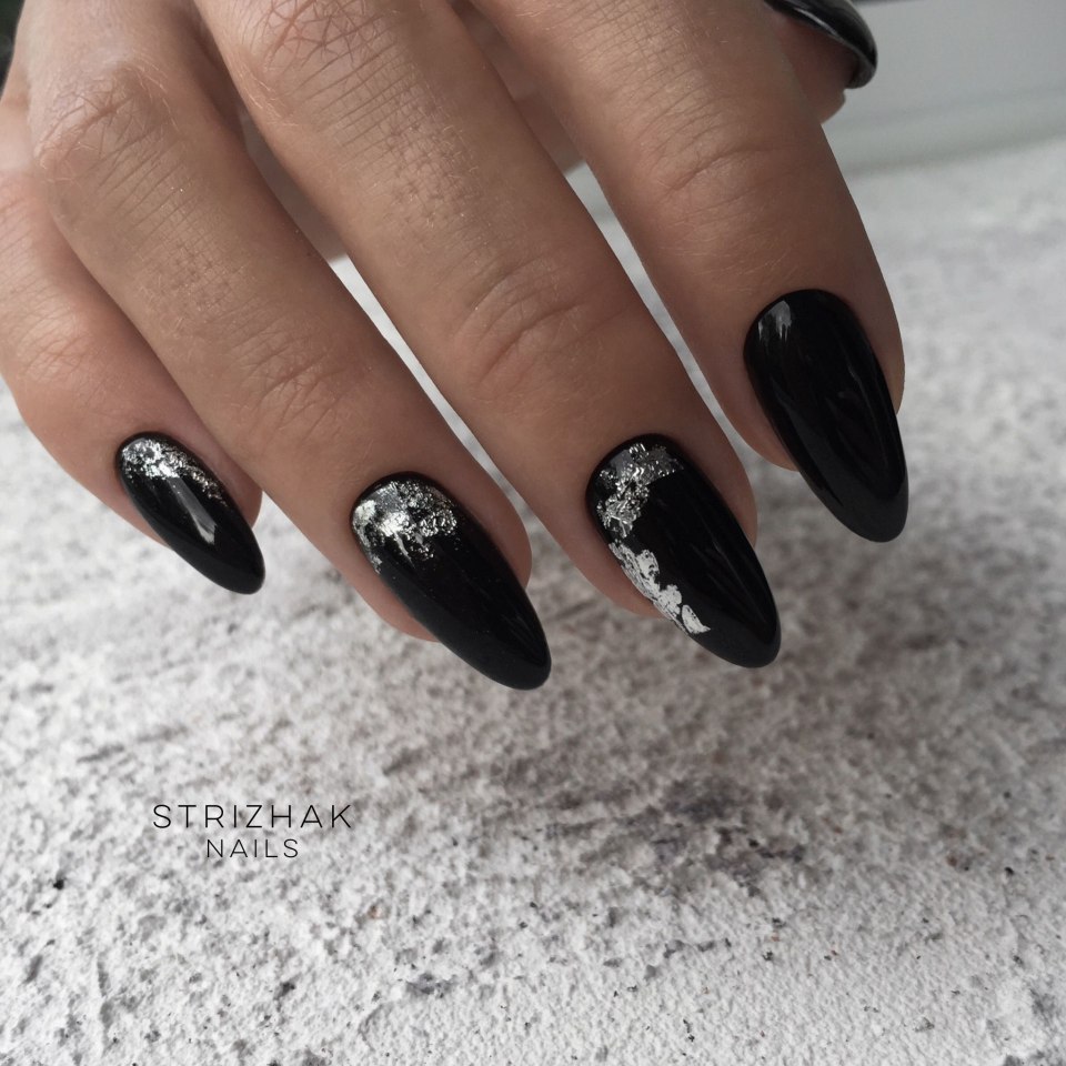 Тёмный маникюр 2020