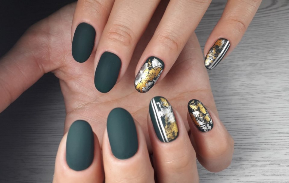 Матовые ногти с рисунком