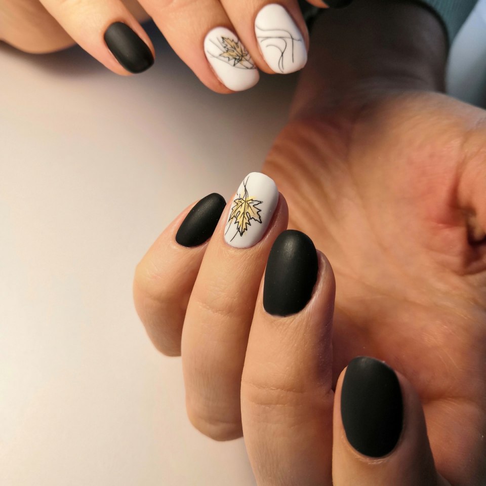 Маникюр коричневый с желтым