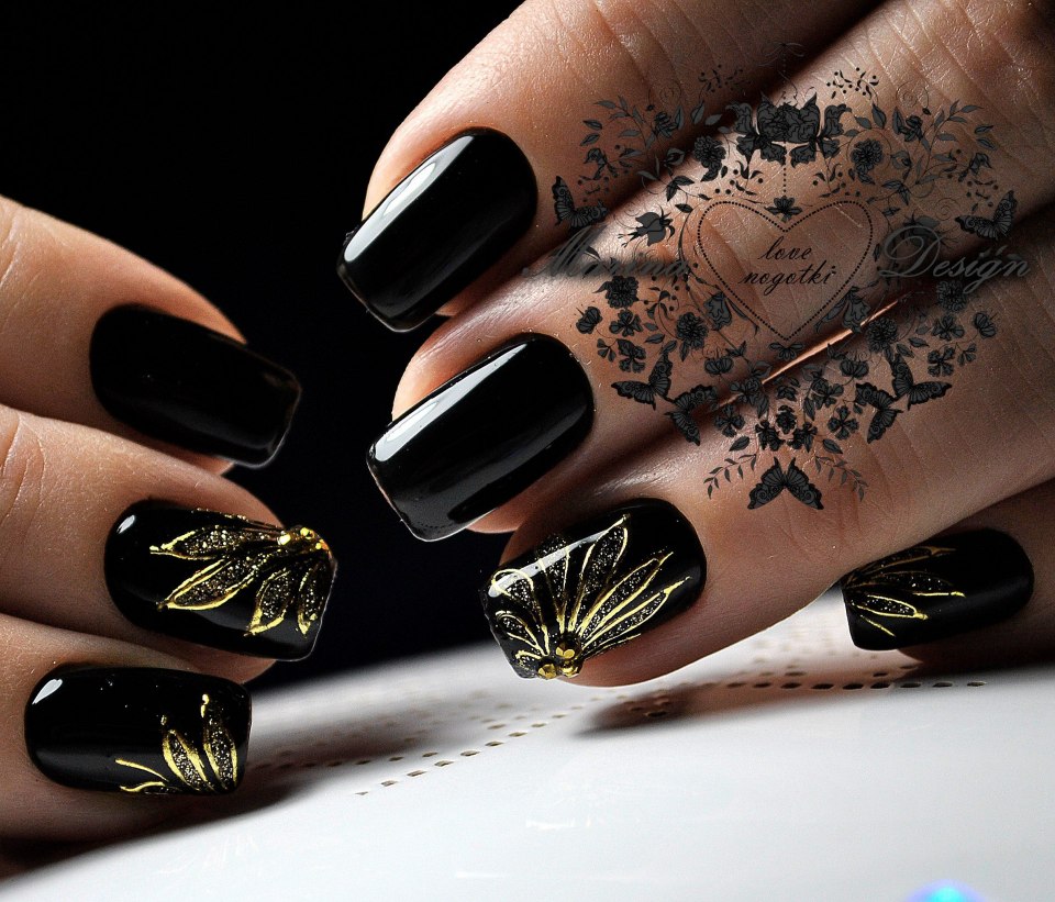 Осенний маникюр черный с золотом
