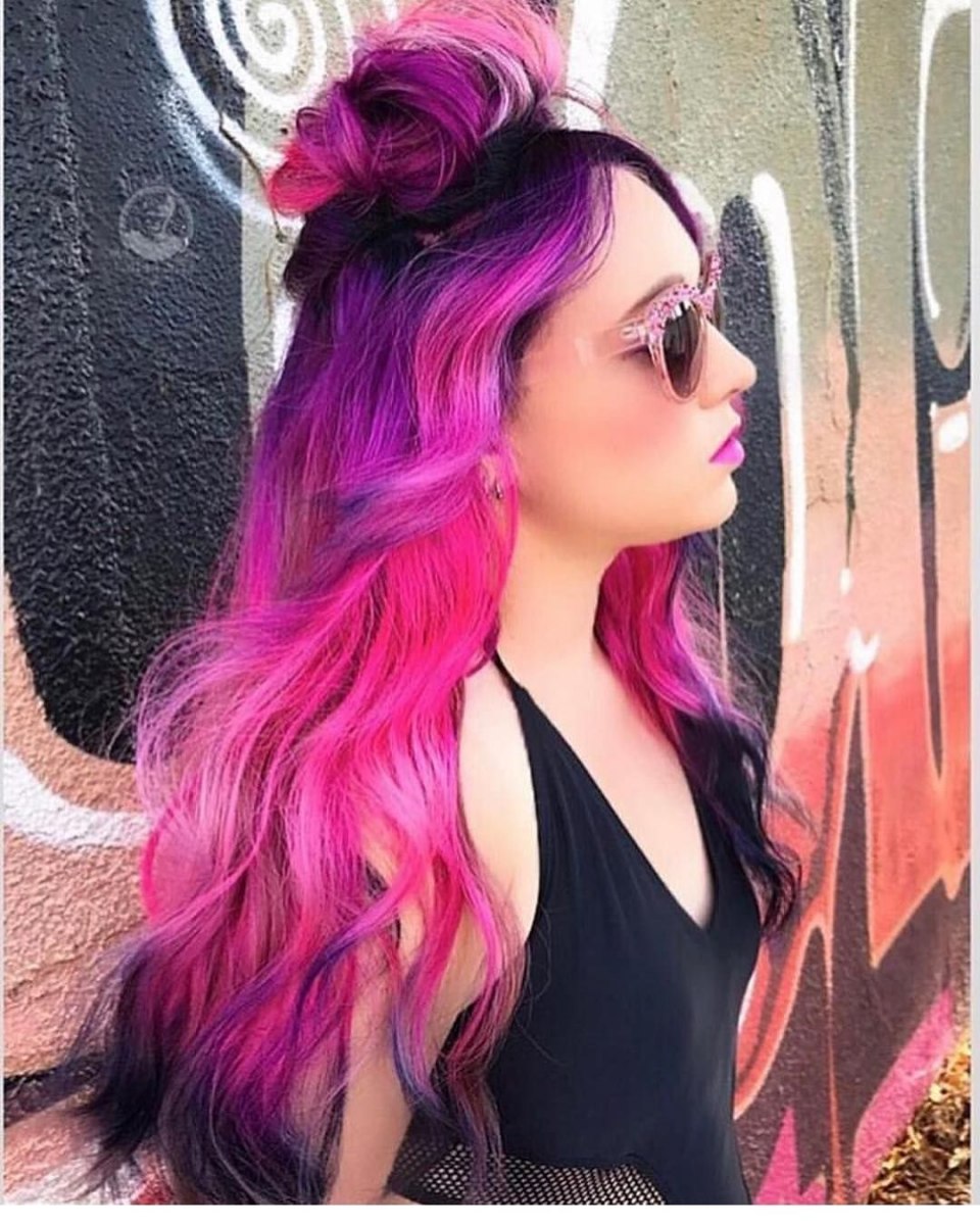 Неоновый розовый цвет волос