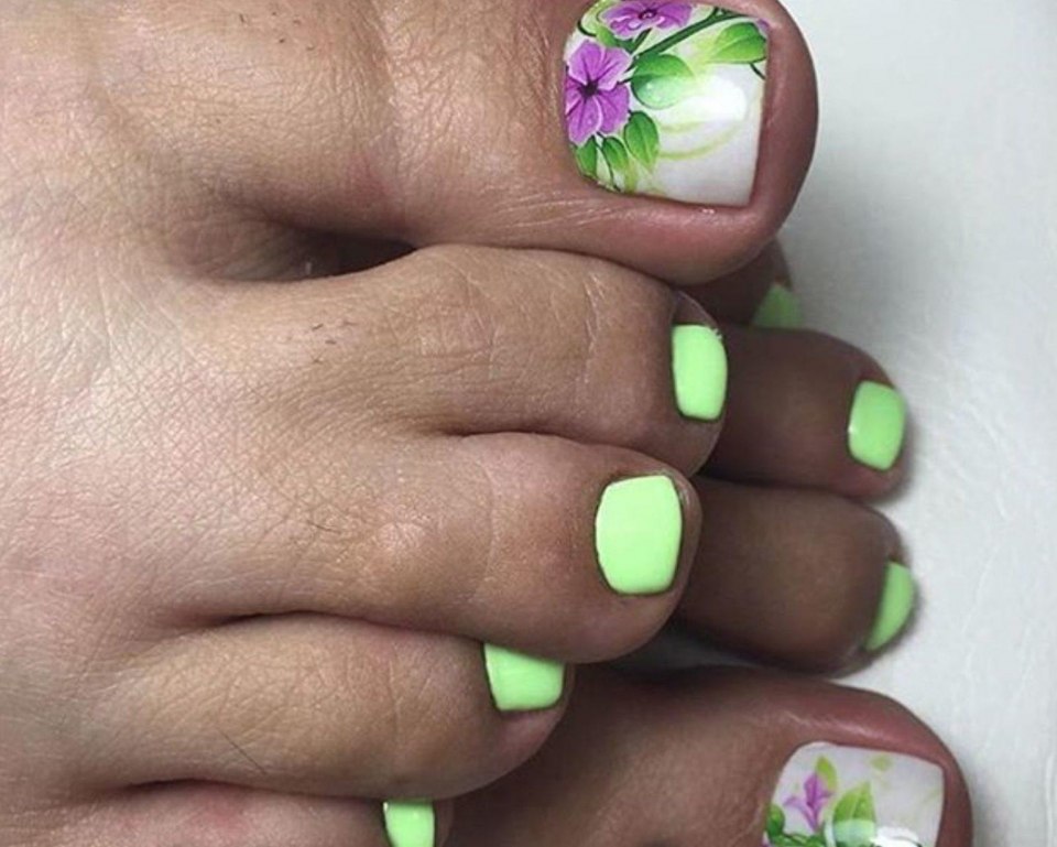 Салатовый педикюр
