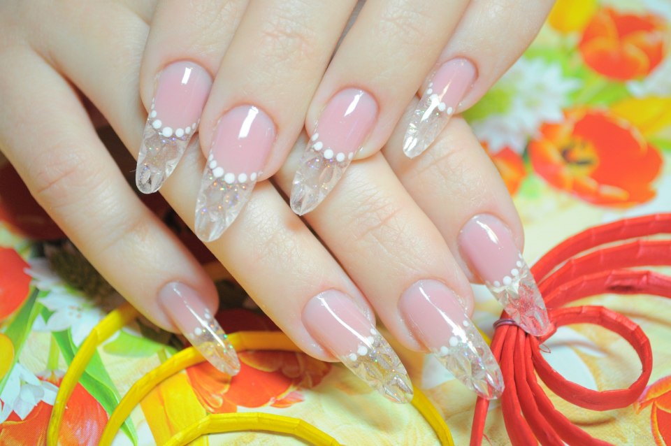 Прозрачные ногти с блестками