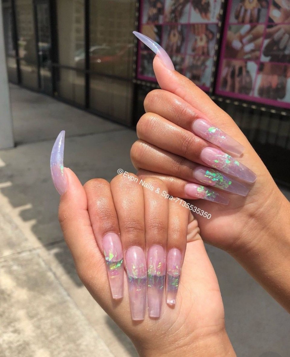 Нюдовый свадебный маникюр миндаль