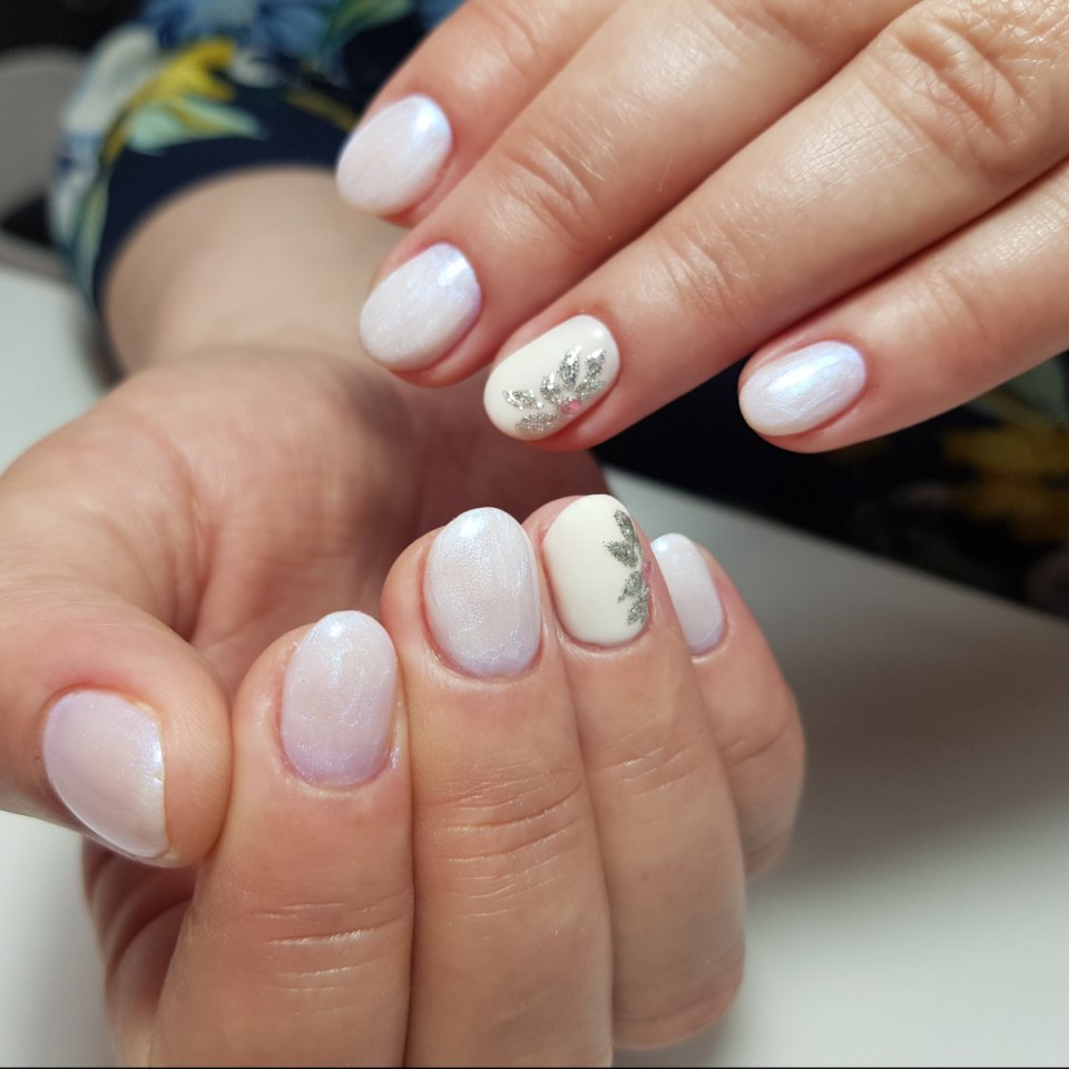 Маникюр на короткие круглые ногти нежные