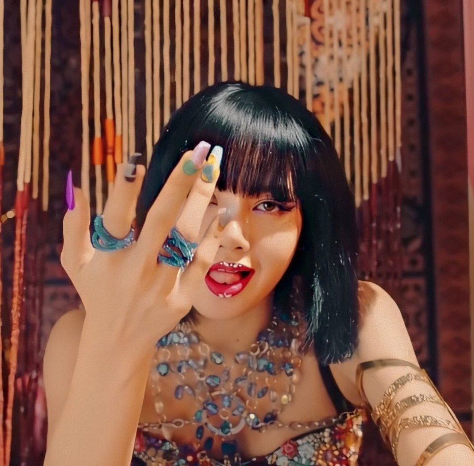 Маникюр Дженни из BLACKPINK 2020