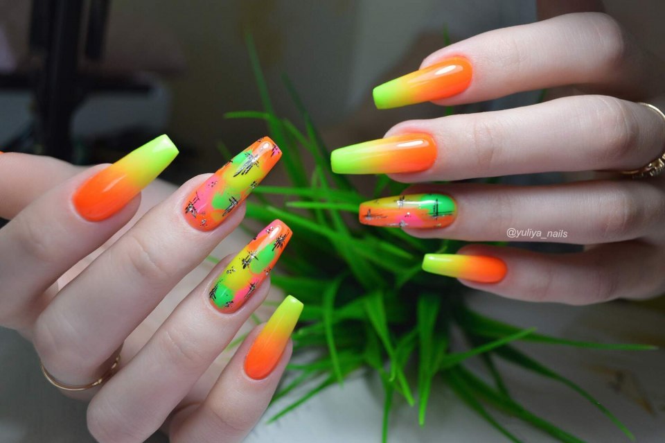 Неоновый маникюр на длинные ногти