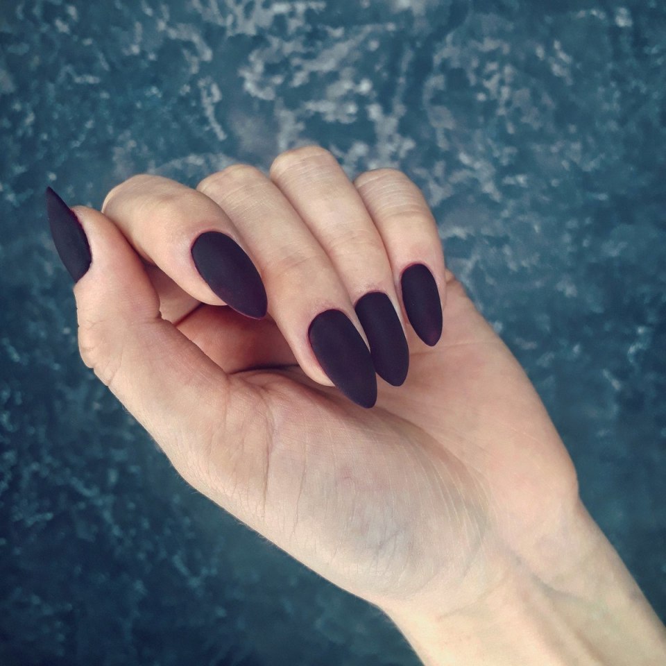 Нюдовый маникюр на миндалевидных ногтях 2021