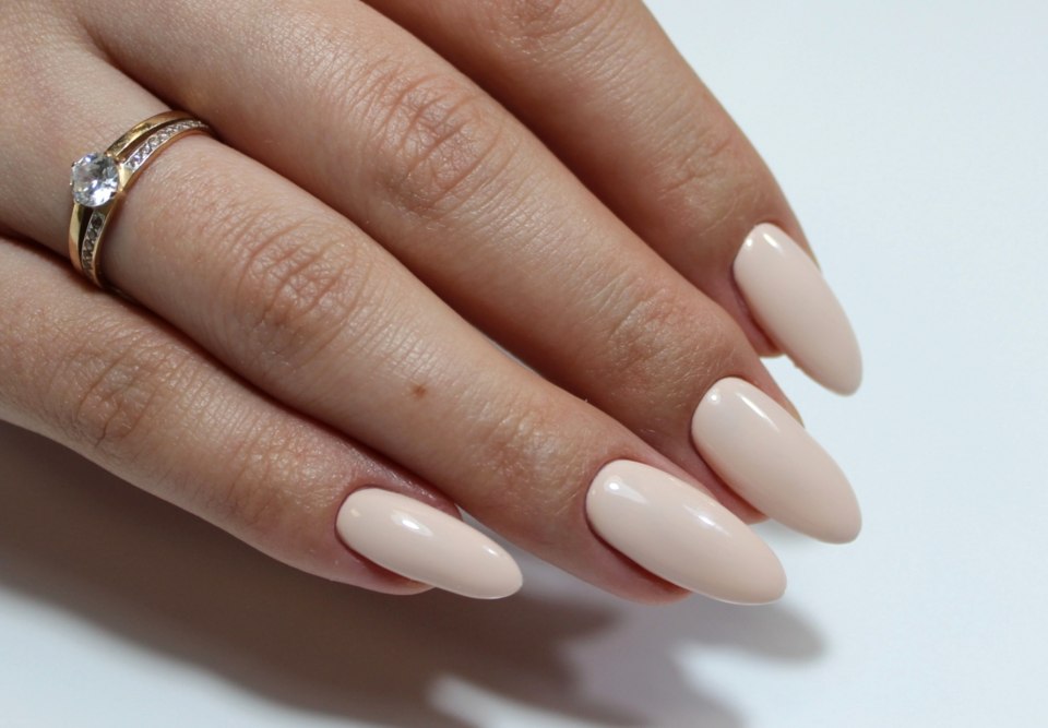 Нюдовый ногти миндаль