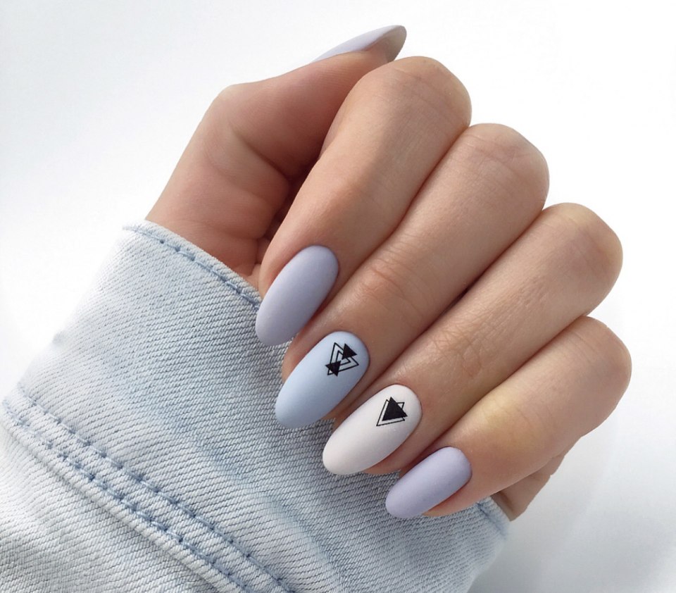 Глянцевый маникюр с листьями на короткие ногти