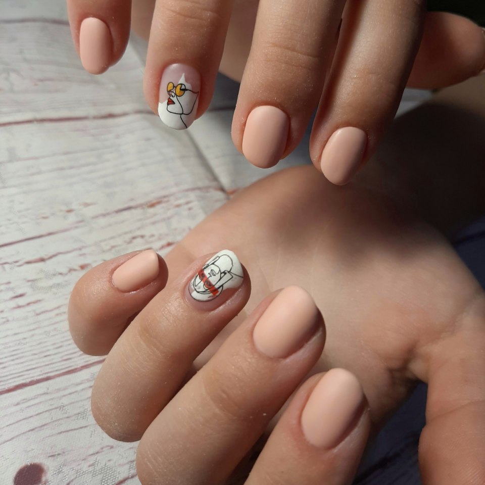 Маникюр на короткие ногти со слайдерами