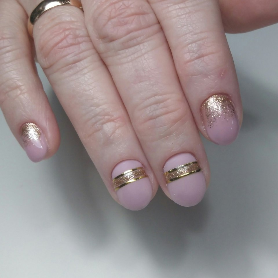 Короткие ногти 2021 года с подругой со смайликами