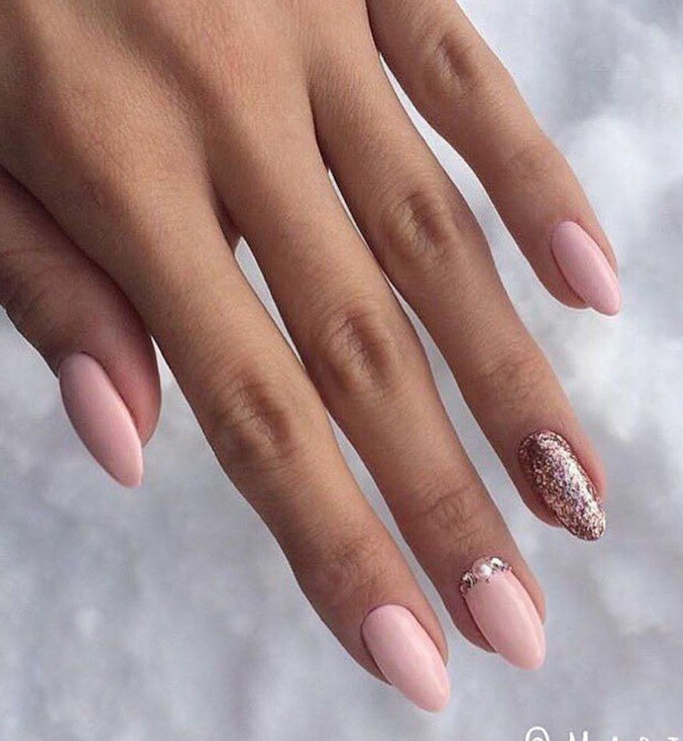 Маникюр на короткие миндалевидные ногти