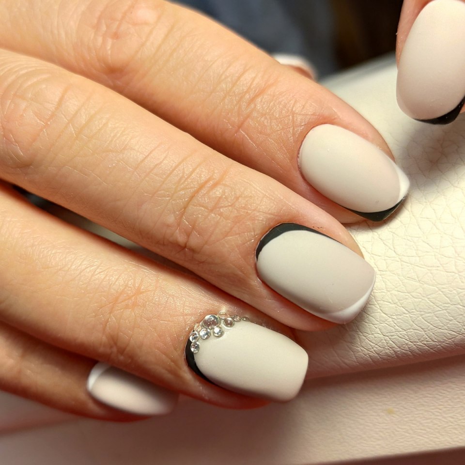 Нюдовый маникюр на короткие ногти