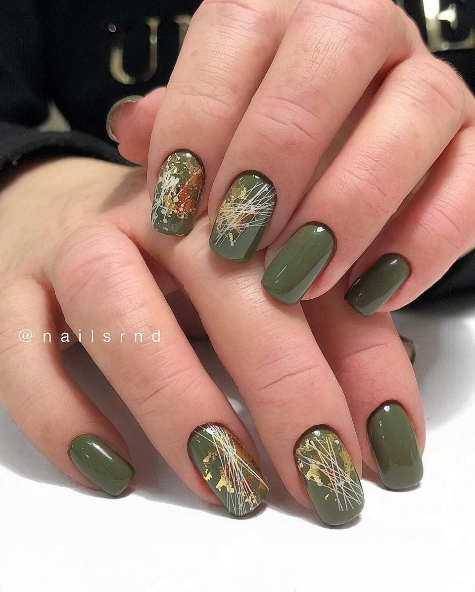 Зелёный маникюр с фольгой