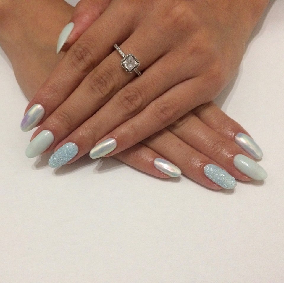 Маникюр розовый перламутровый