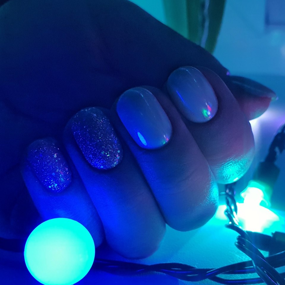 Маникюр синий с блестками