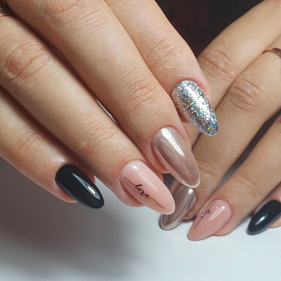 Разноцветная втирка на ногтях