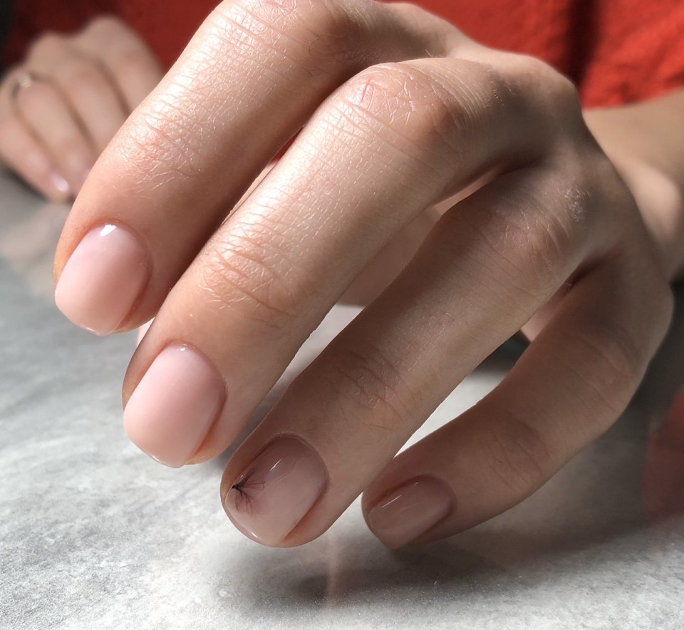 Нюдовый маникюр на короткие ногти
