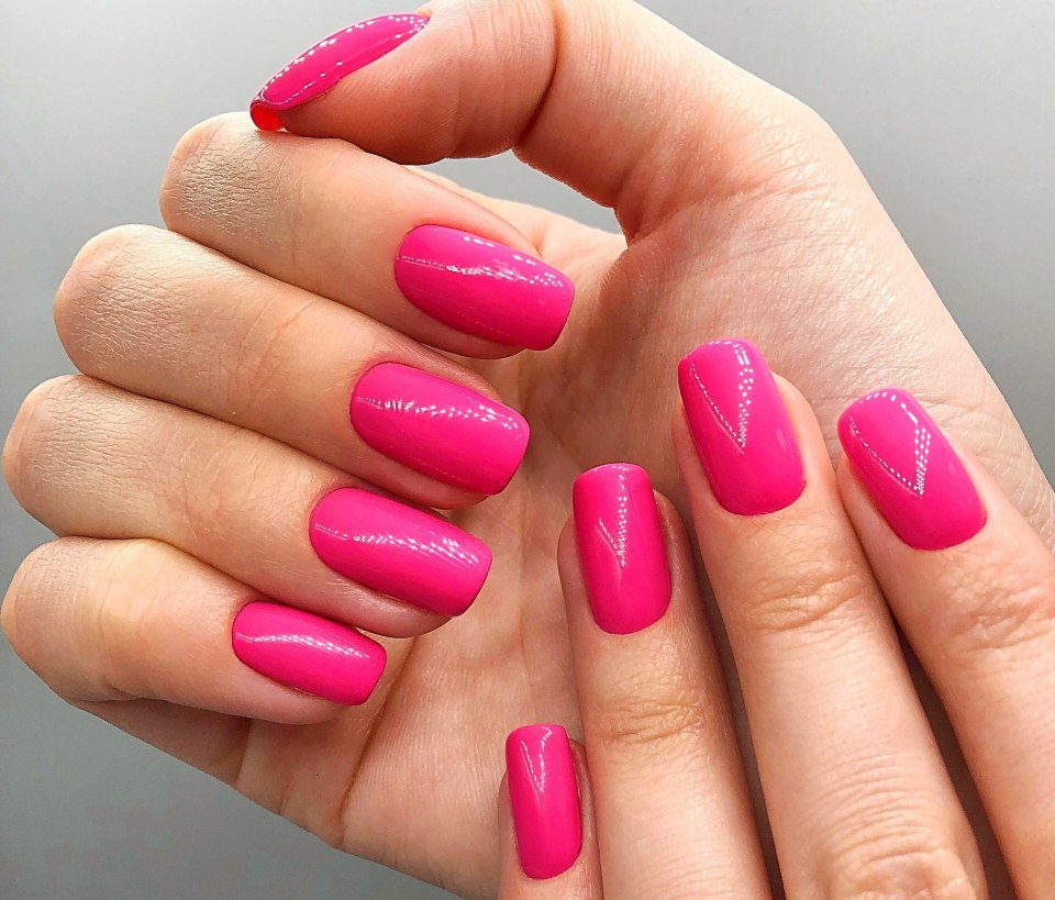Розовый маникюр однотонный