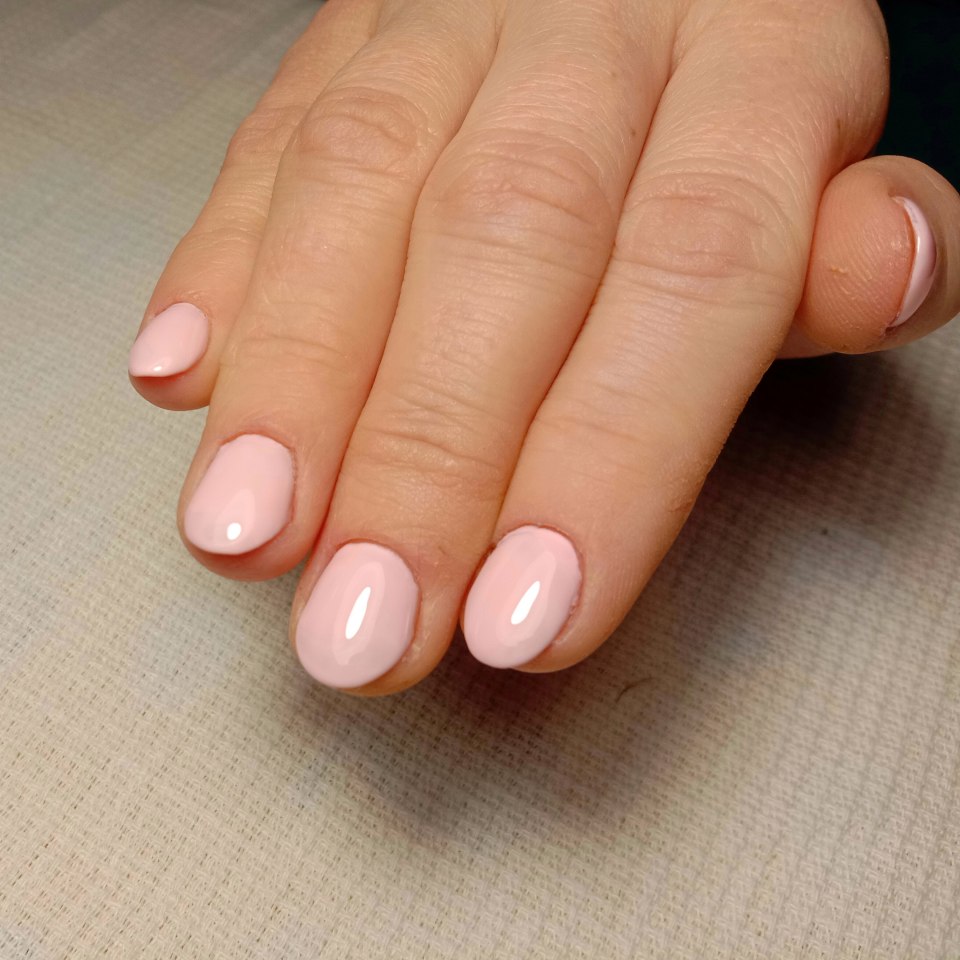 Маникюр на короткие ногти однотонное покрытие