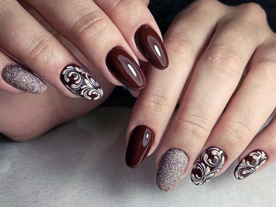 Коричневый маникюр с вензелями