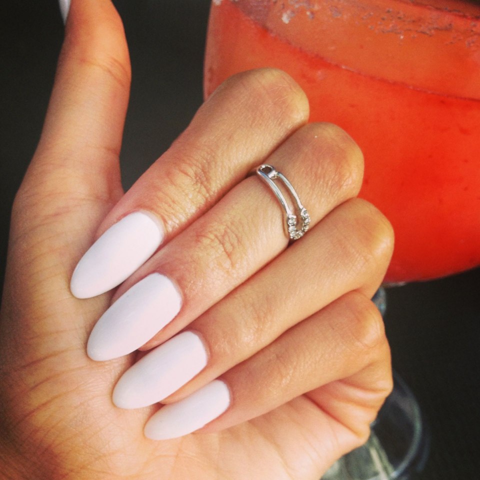 Маникюр белый на длинные круглые