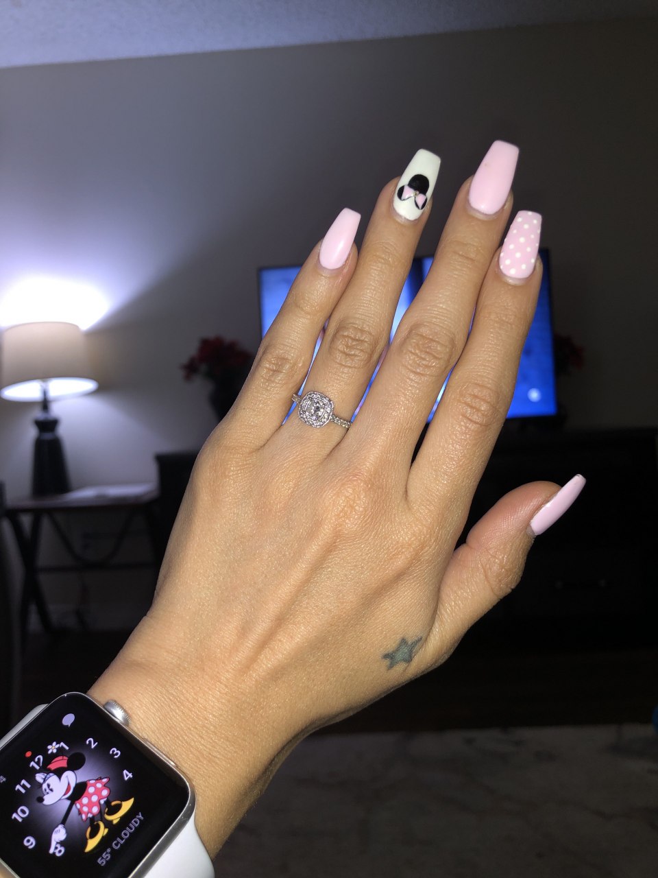 Маникюр на медальном форму