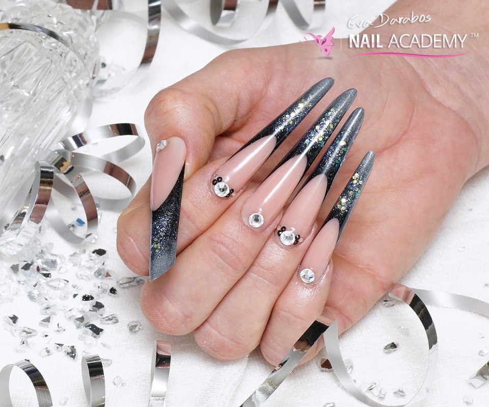 Дизайн медальный ногтей