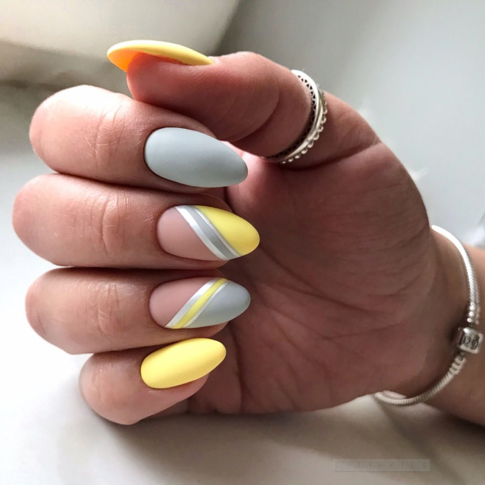 Серо желтый маникюр