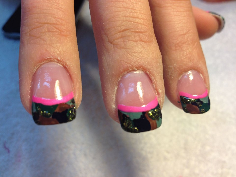 Маникюр камуфляж розовый