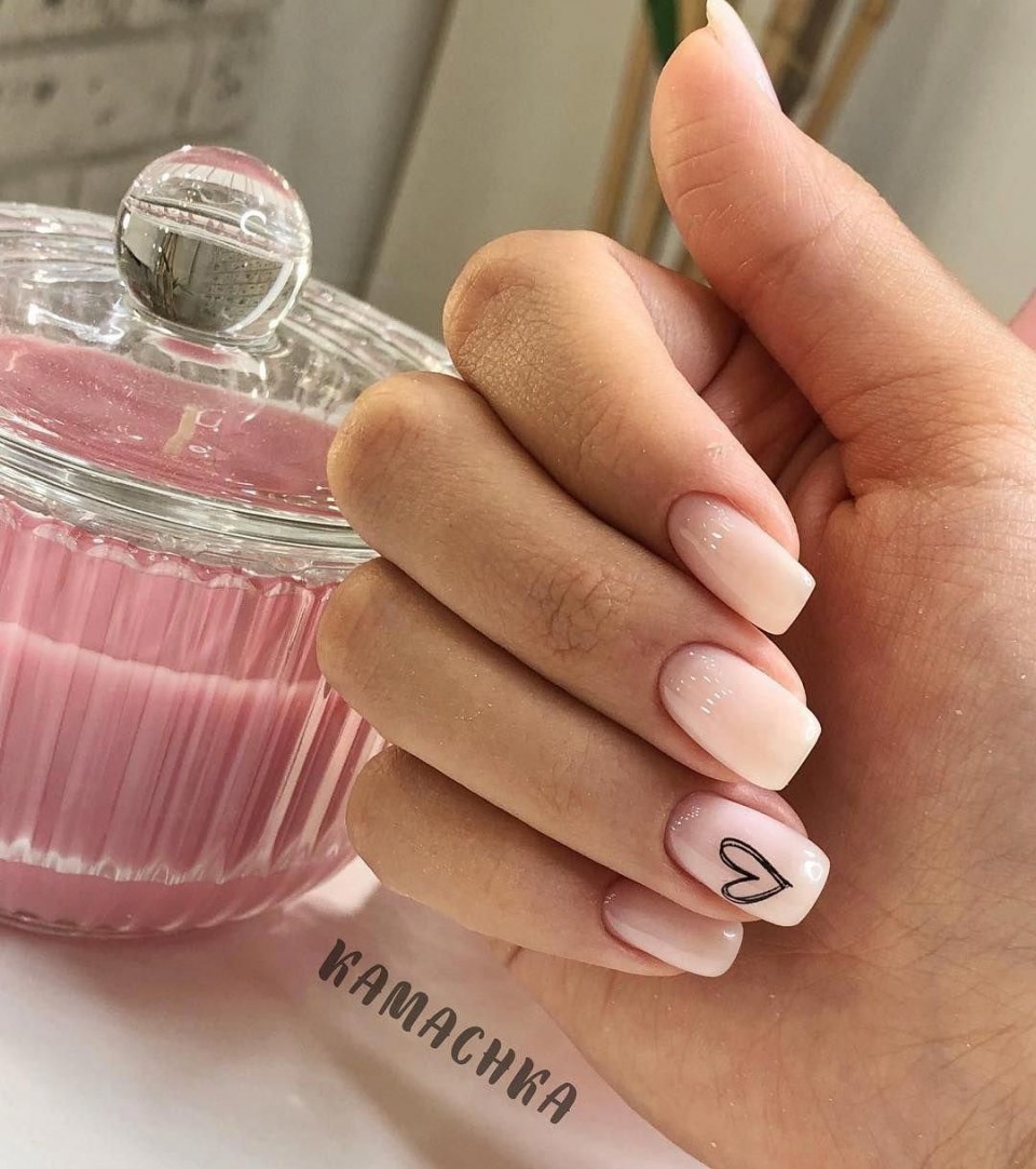 Прозрачный розовый маникюр