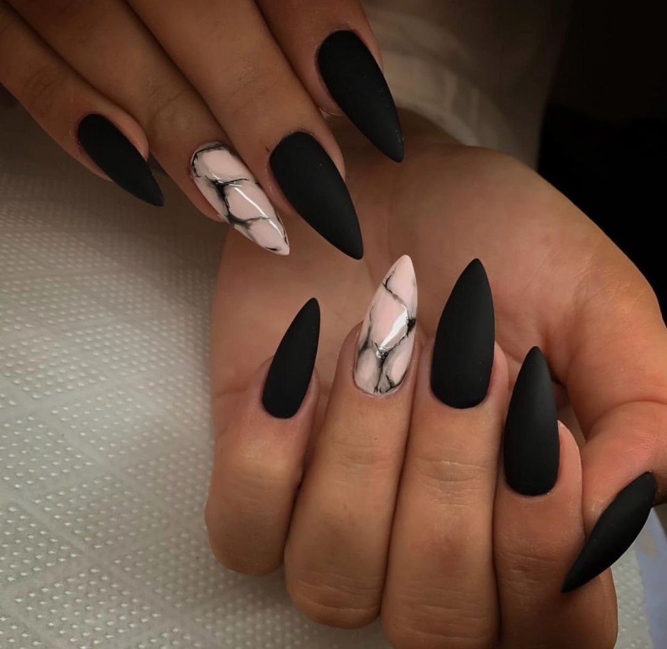 Чёрный маникюр 2021 миндаль