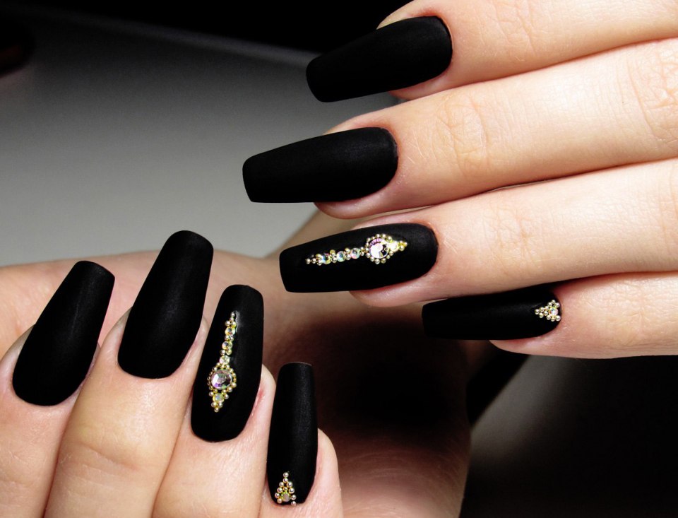 Черный маникюр