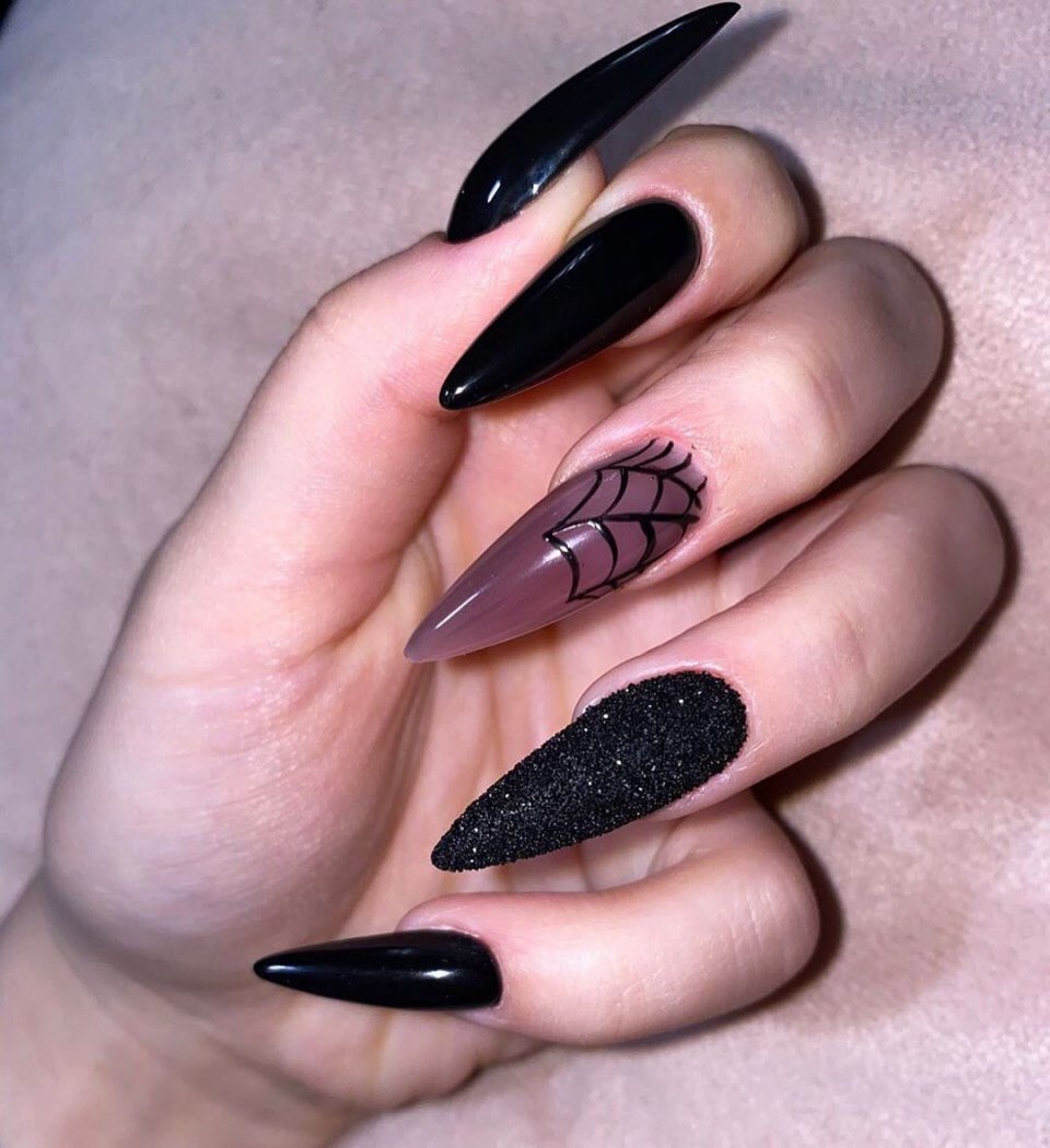 Длинные нарощенные ногти черные