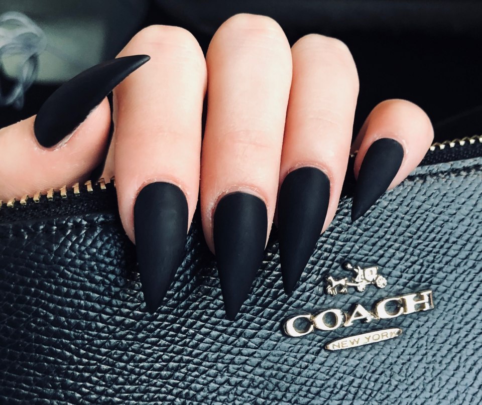 Черный маникюр