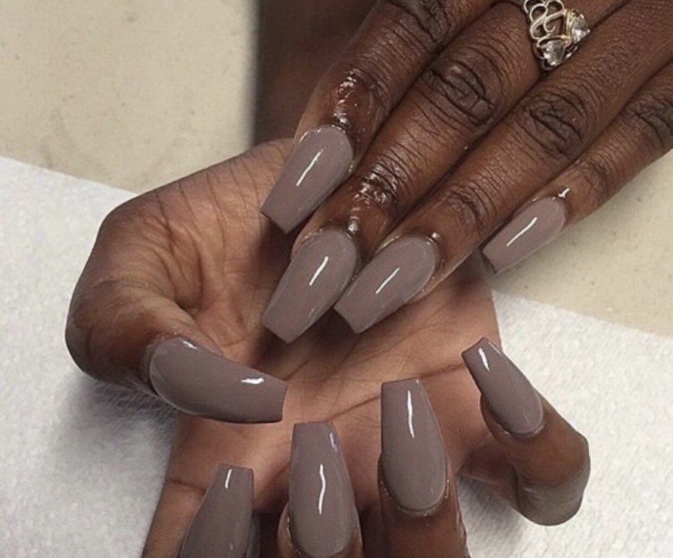 Коричневые длинные ногти
