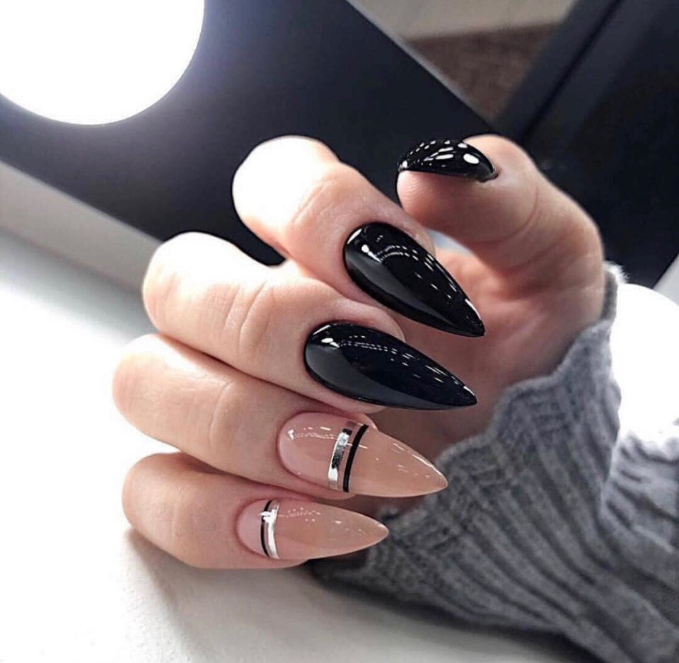 Миндалевидные ногти темные