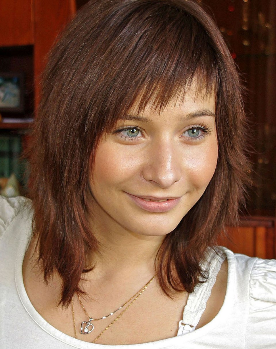 Короткая косая челка