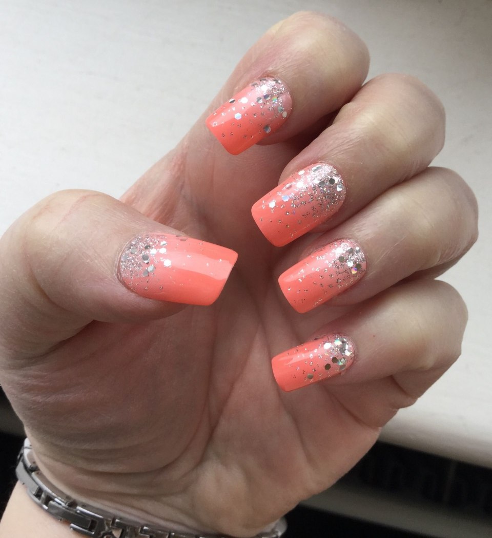 Коралловые ногти с блестками