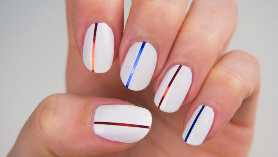 Маникюр с полосками наискосок